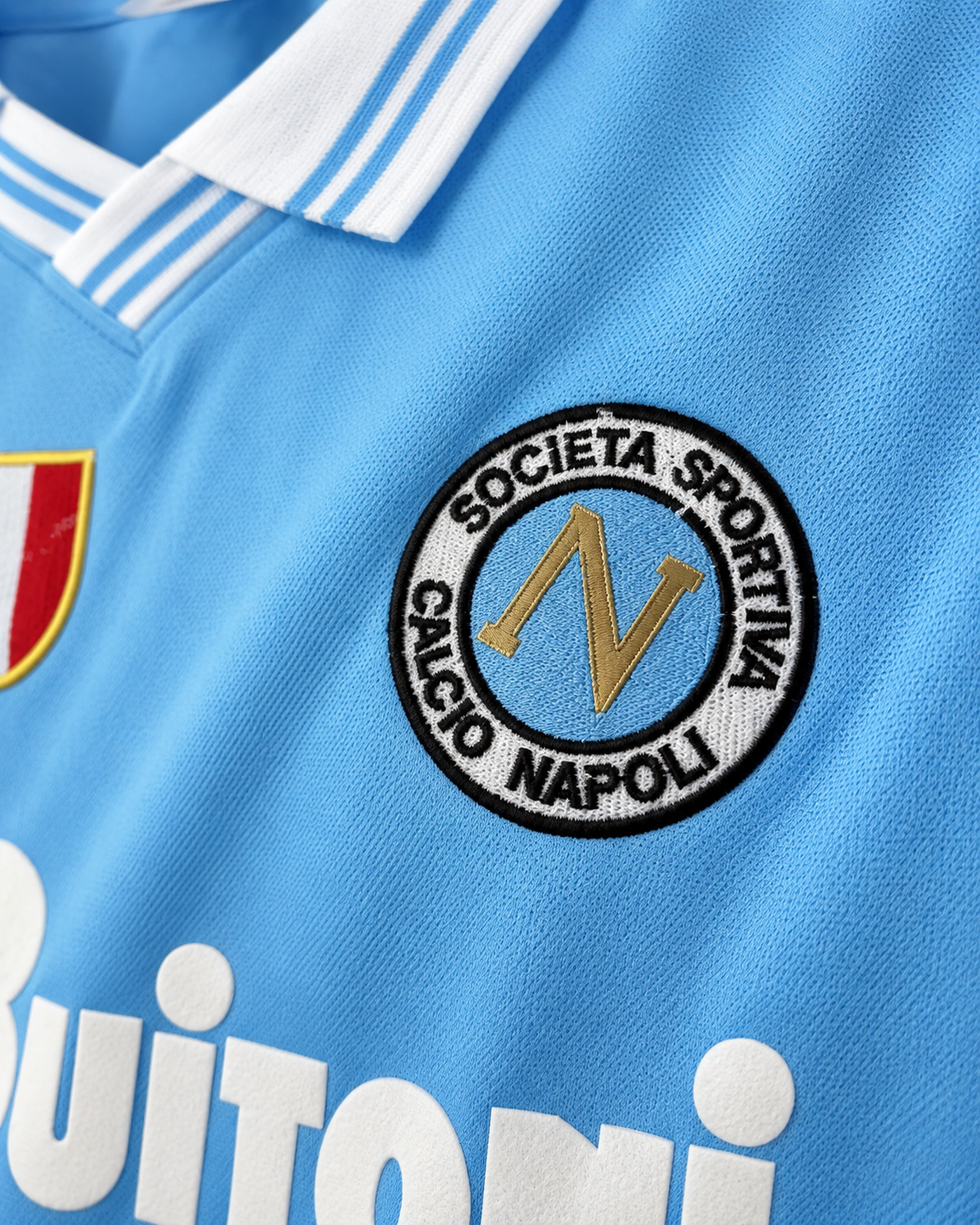 Écusson Napoli et sponsor Buitoni sur le maillot rétro bleu ciel