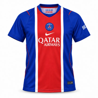 Maillot PSG enfant 2026/27 domicile vue de face, bande rouge centrale