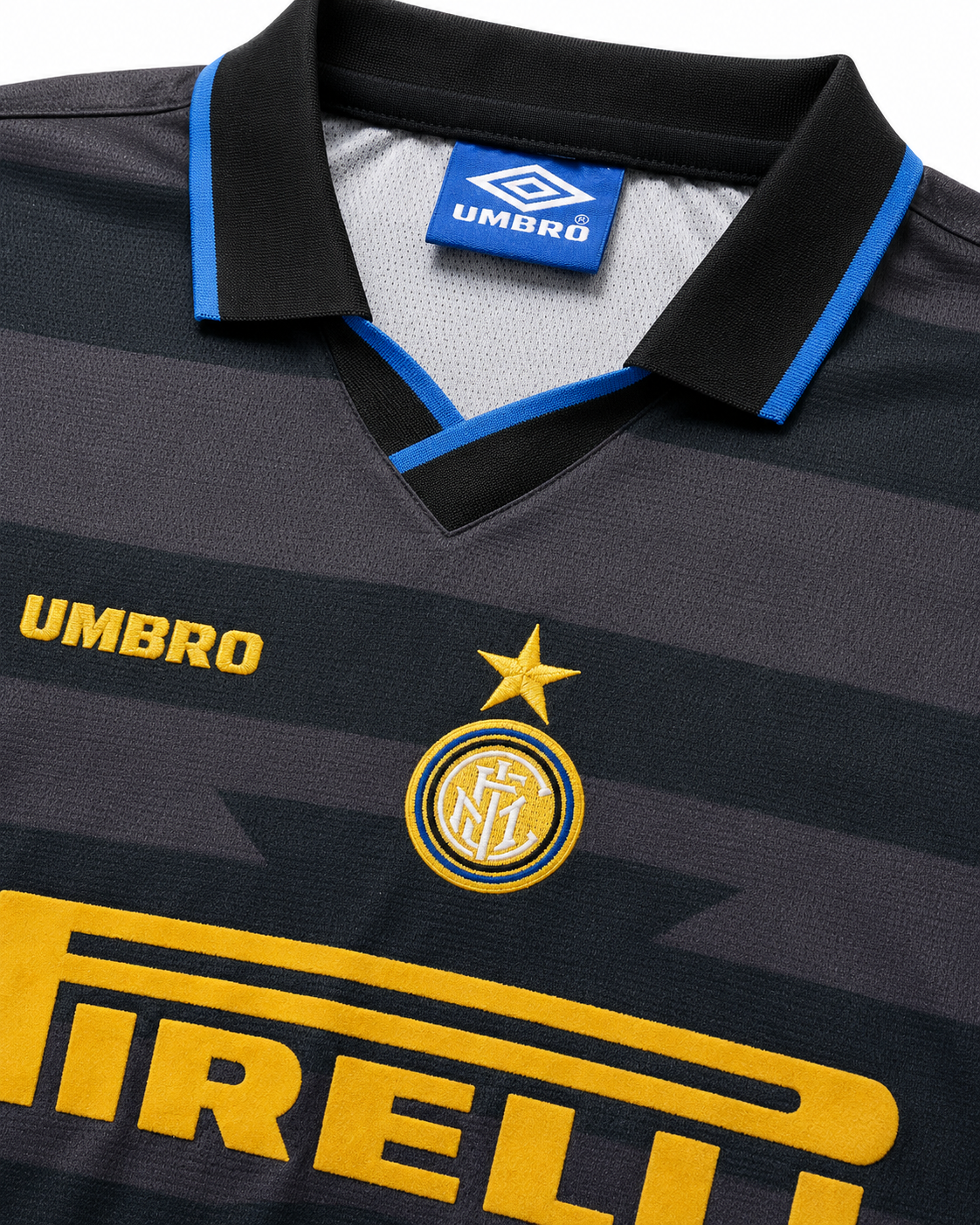 Détail du col polo et de l'écusson brodé du maillot Inter Milan 1997/98