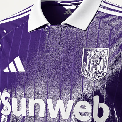 Col blanc et trois bandes adidas du maillot RSCA 2026/27 domicile