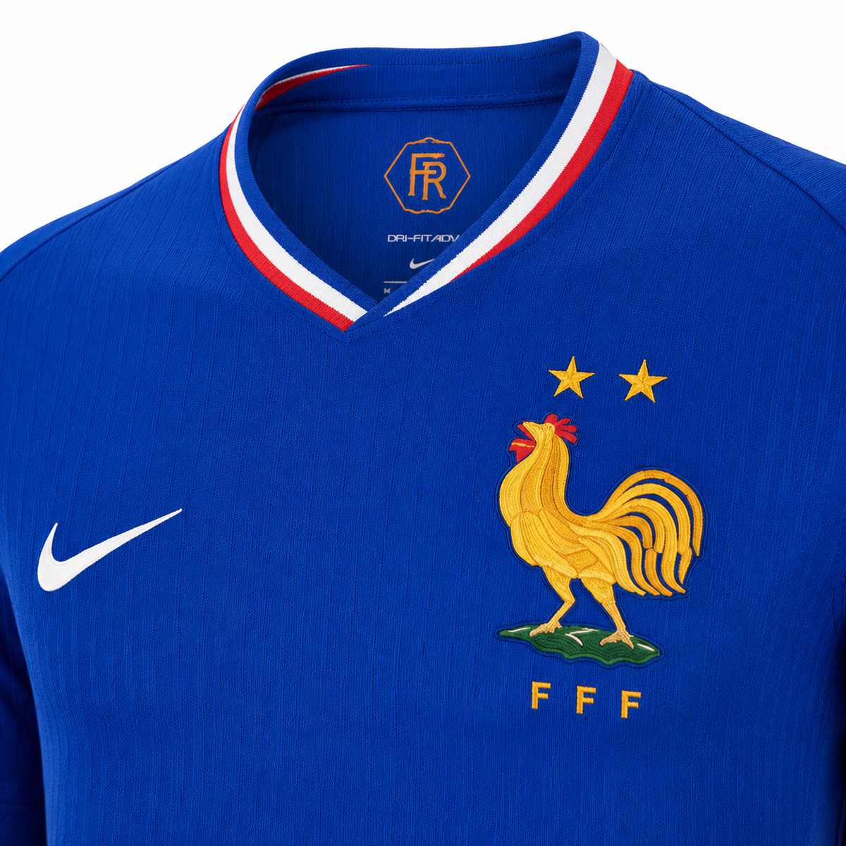 Détail coq et deux étoiles du maillot France 2026