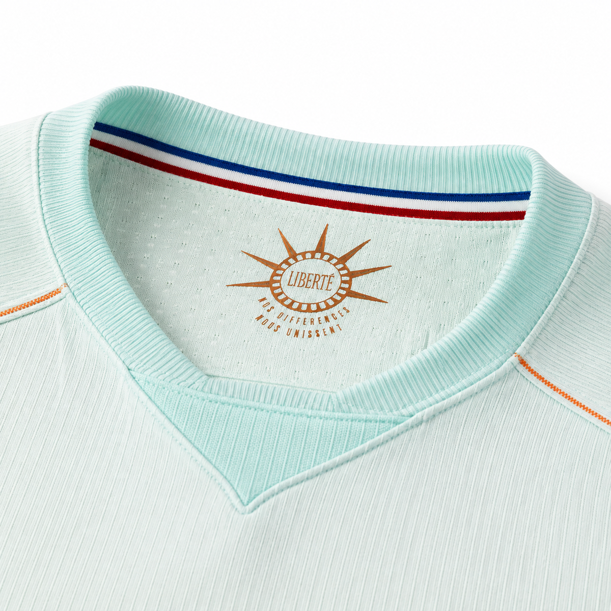 Étiquette Liberté au col du maillot extérieur France 2026