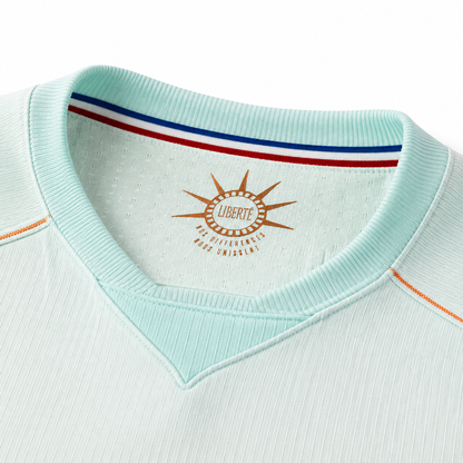 Étiquette Liberté au col du maillot extérieur France 2026