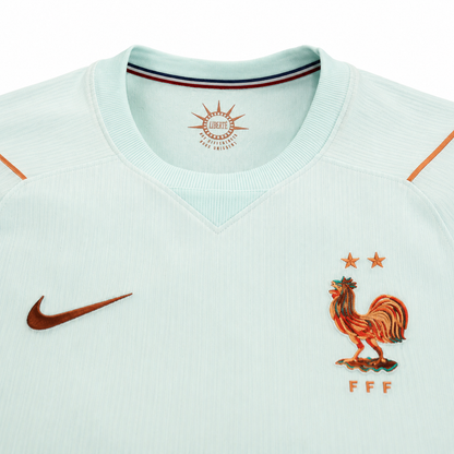 Coq brodé cuivre et deux étoiles du maillot France 2026