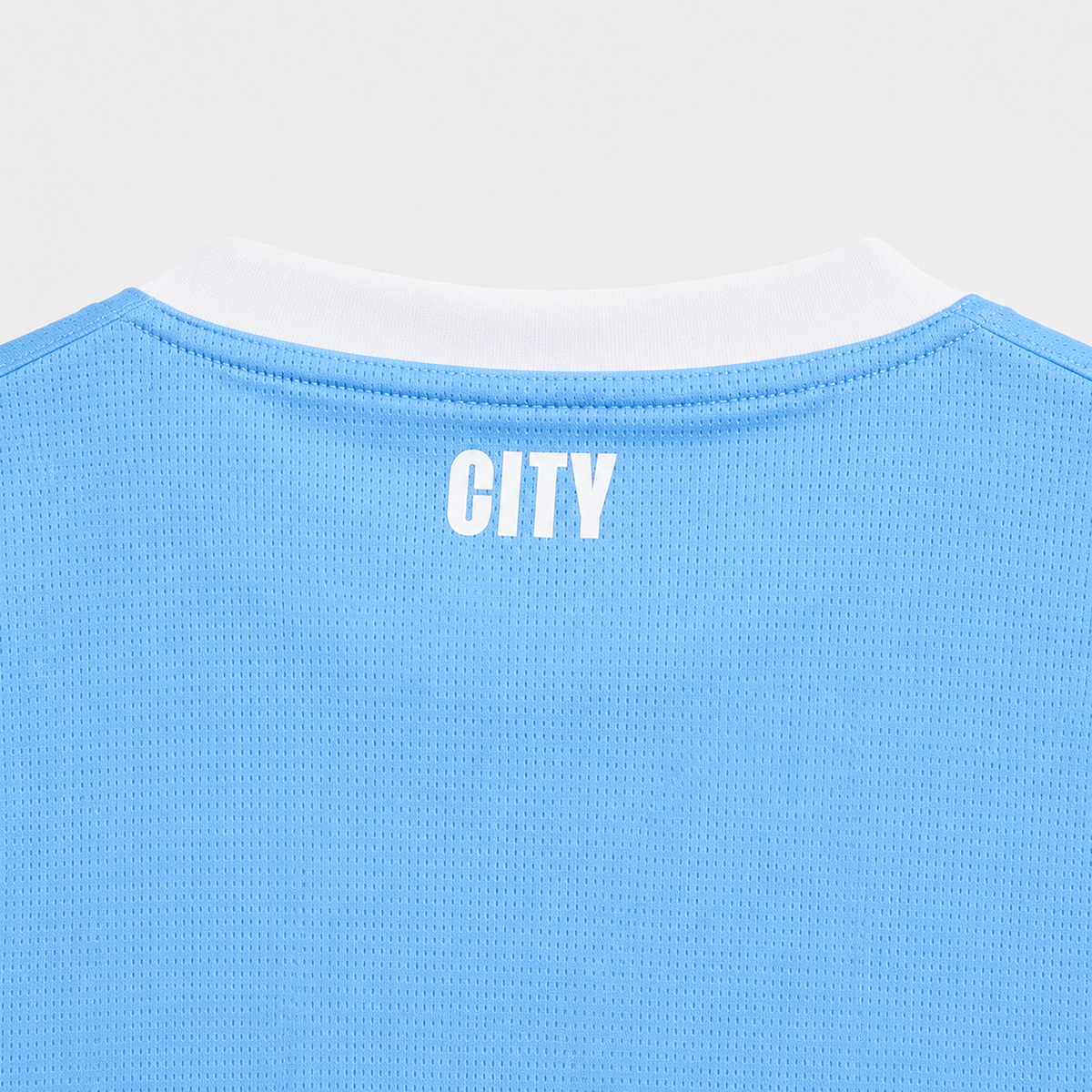 Détail col et marquage CITY à l'arrière du maillot Manchester City domicile 2026/27