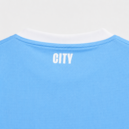 Détail col et marquage CITY à l'arrière du maillot Manchester City domicile 2026/27