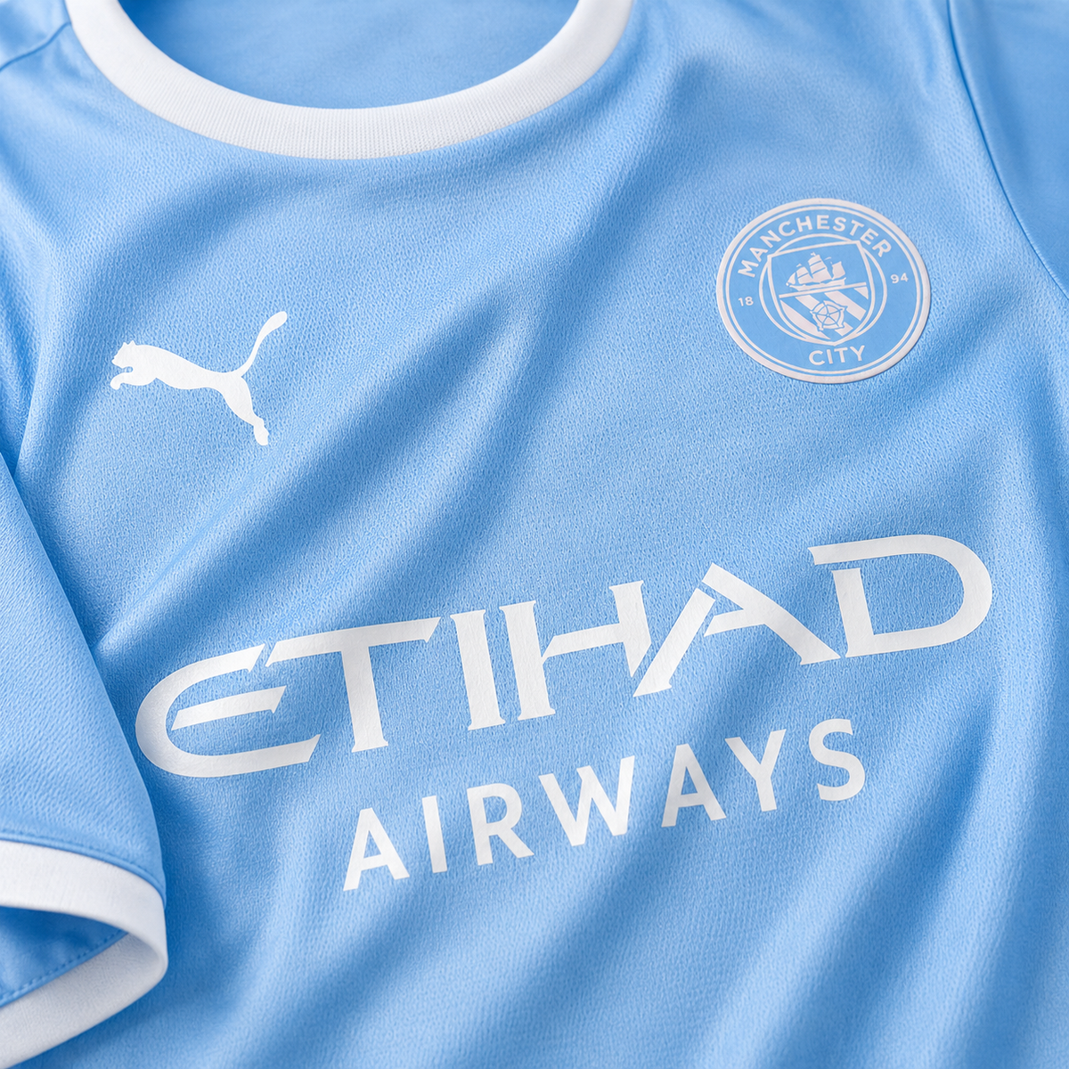 Écusson monochrome ton sur ton du maillot Manchester City 2026/27