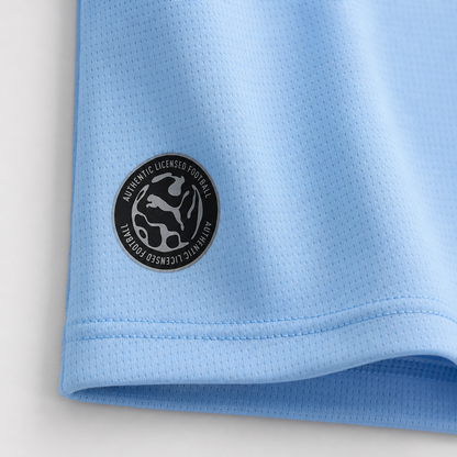 Maillot Manchester City sky blue 2026/27, détail de la matière et du bas du maillot