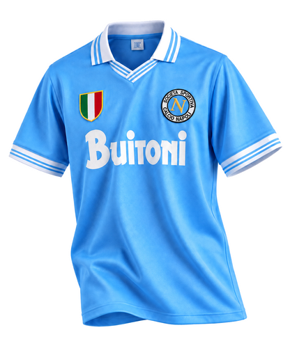 Maillot Napoli 1986/87 rétro bleu ciel, vue trois-quarts sur fond blanc pur