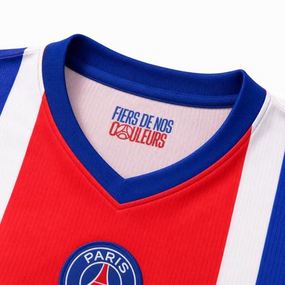 Détail du col du maillot PSG 2026/27 domicile portant la mention Fiers de nos couleurs