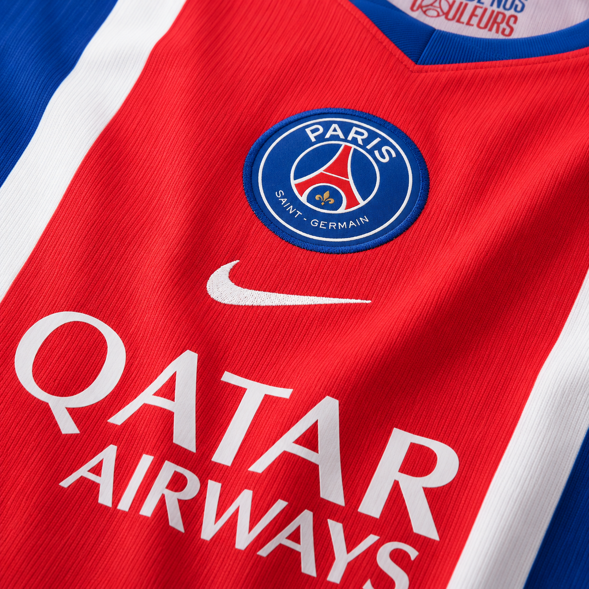 Détail de l'écusson Paris Saint-Germain sur le maillot domicile 2026/27