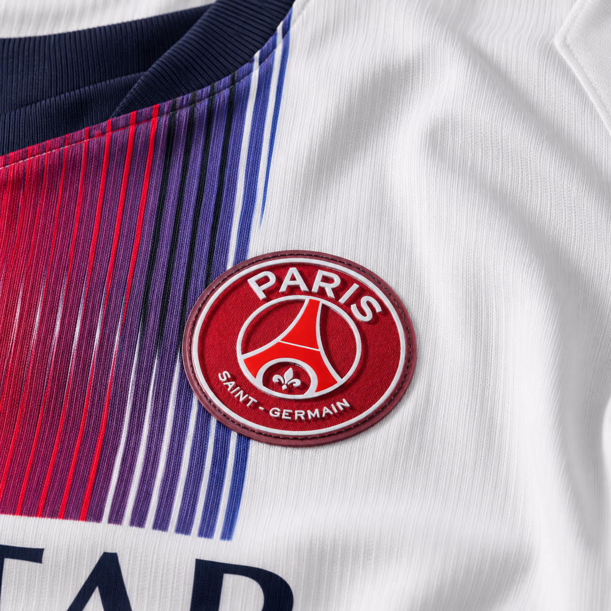 Écusson du maillot PSG extérieur 2026/27 en rouge vif, et bande centrale rouge et bleu