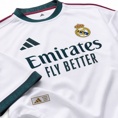 Col vert et écusson du maillot blanc Real Madrid 2026/27