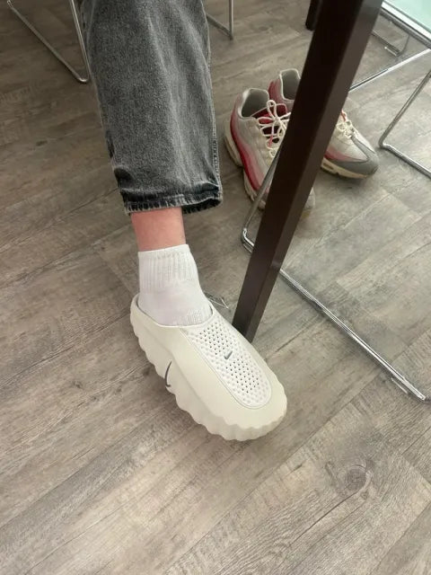 Mind 001 blanche portée avec un jean gris