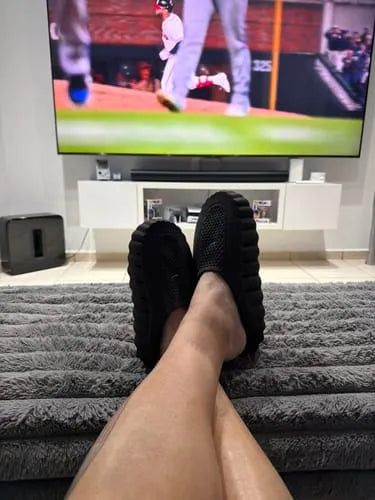 Mind 001 noires portées dans un salon devant la télévision